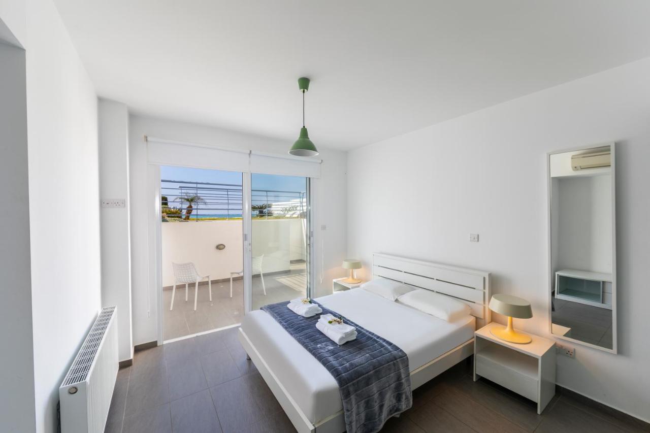 Blue Coral Beach Villas: Exclusive Oceanfront Retreat Coral Bay Exterior photo